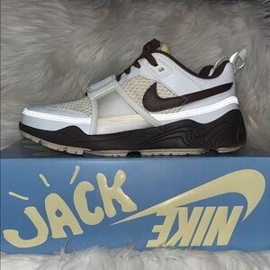 TRAVIS 
NIKE ZOOM FIELD JAXX 
Men's White and Dark Brown Sneakers